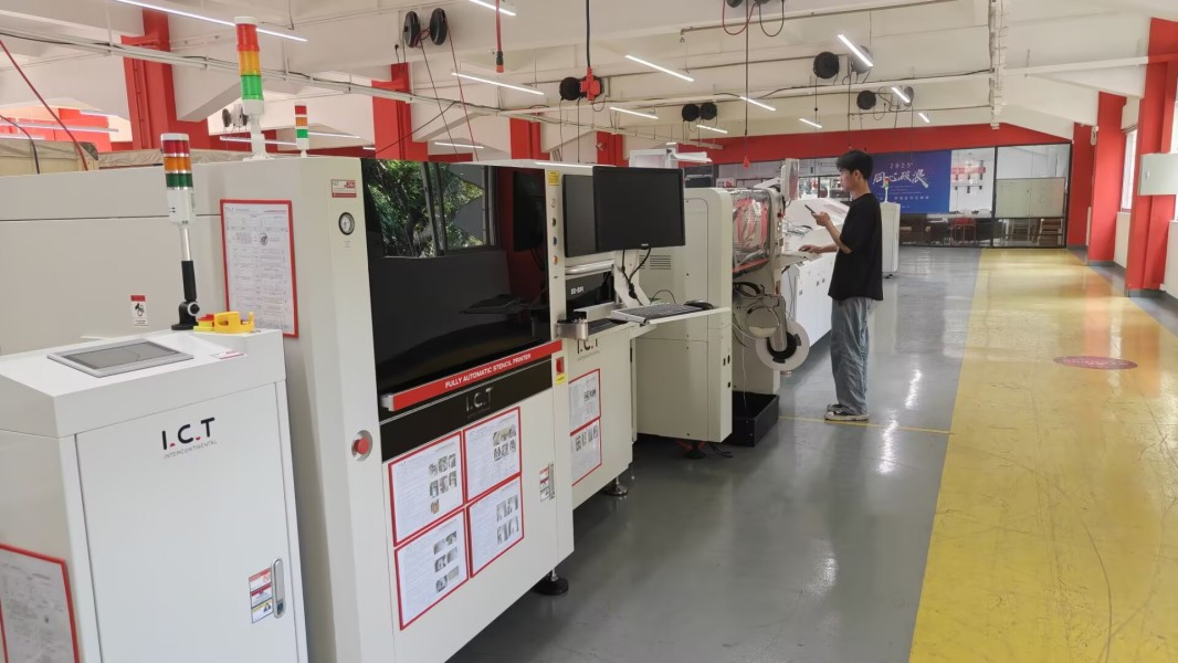 Ingeni&oslash;r inspicerer udstyrsfunktionalitet p&aring; IKT-hovedkvarteret f&oslash;r afsendelse.