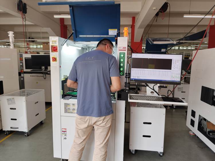 IKT-ingeni&oslash;r fuldf&oslash;rer test f&oslash;r forsendelse for Conformal Coating Machine.jpg