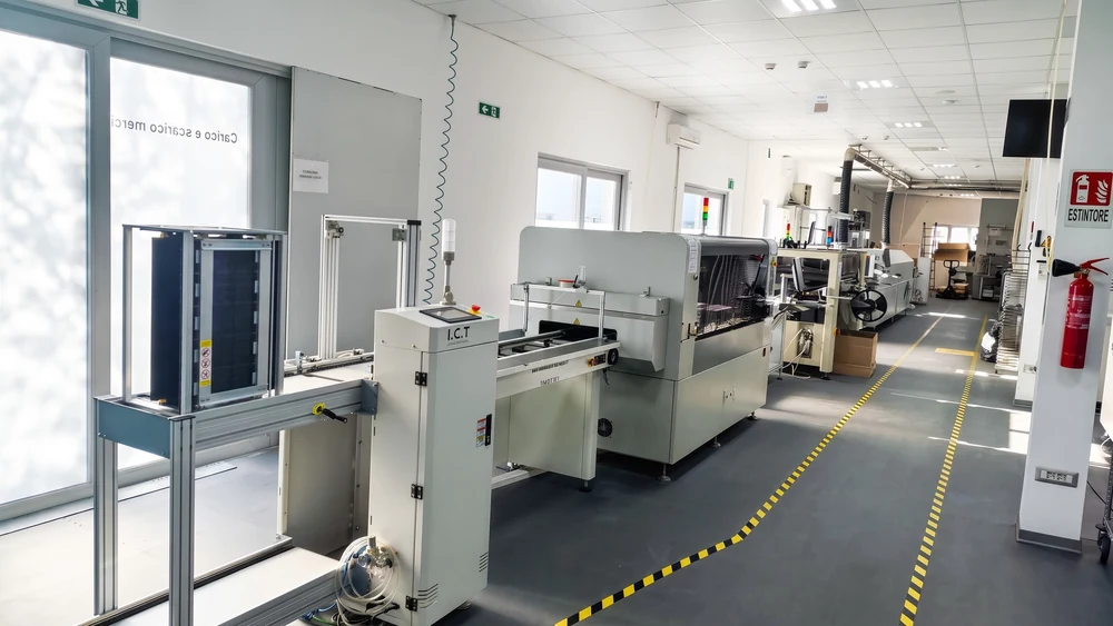 ICT fleksibel LED strip SMT produktionslinje og vakuum reflow ovn installeret p&aring; en kunde fabrik i Italien